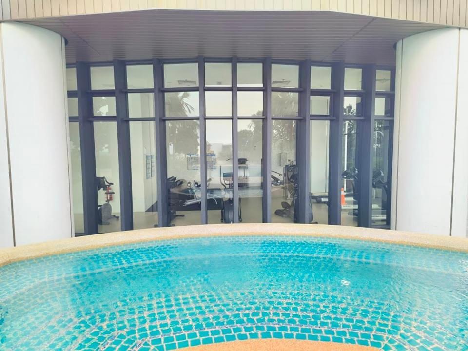 1519 Almas Suites Seaview Sunrise Netflix By Stay นุสาจายา ภายนอก รูปภาพ