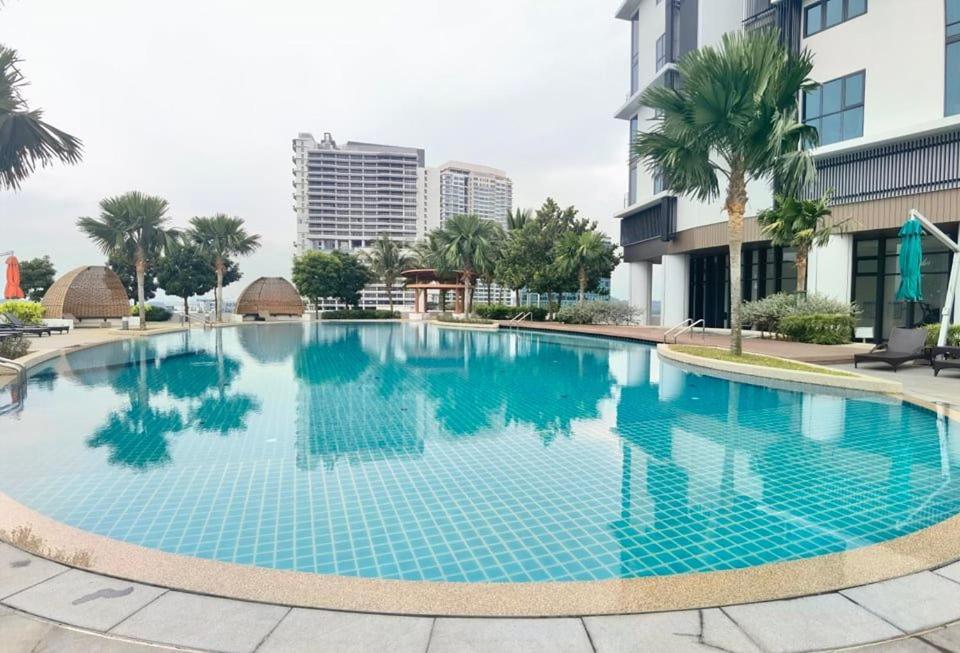 1519 Almas Suites Seaview Sunrise Netflix By Stay นุสาจายา ภายนอก รูปภาพ