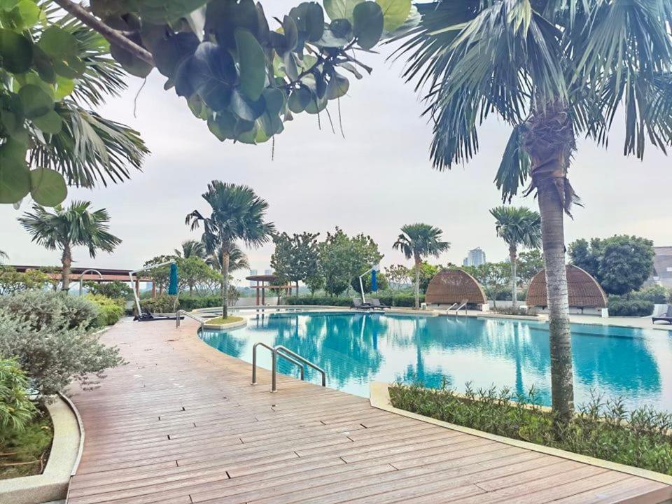 1519 Almas Suites Seaview Sunrise Netflix By Stay นุสาจายา ภายนอก รูปภาพ