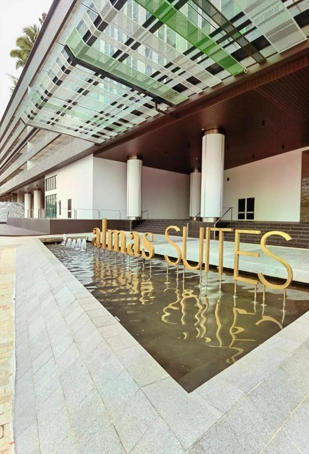 1519 Almas Suites Seaview Sunrise Netflix By Stay นุสาจายา ภายนอก รูปภาพ