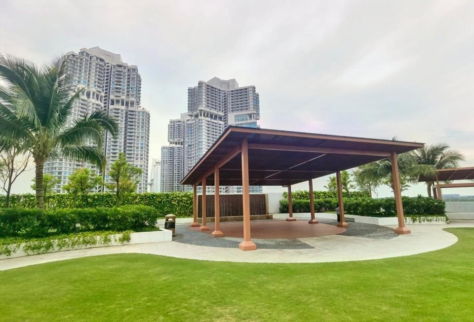1519 Almas Suites Seaview Sunrise Netflix By Stay นุสาจายา ภายนอก รูปภาพ