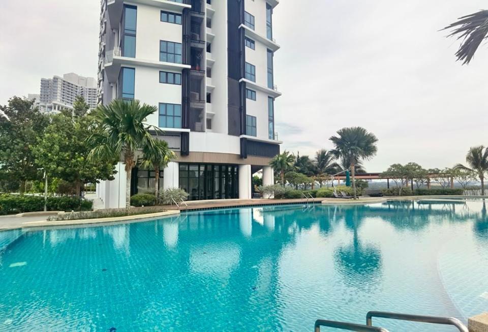 1519 Almas Suites Seaview Sunrise Netflix By Stay นุสาจายา ภายนอก รูปภาพ